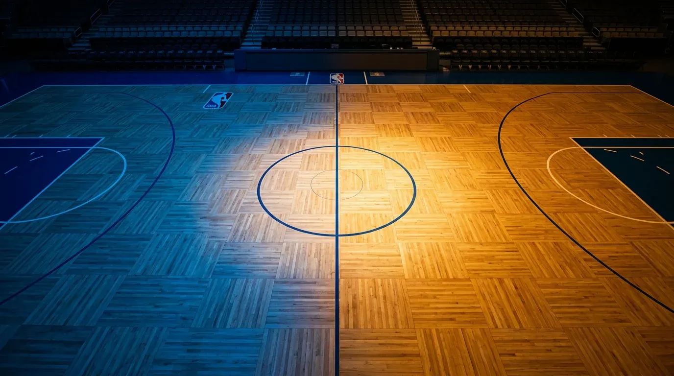 Cancha de baloncesto NBA dividida en dos mitades con colores de conferencia Este y Oeste